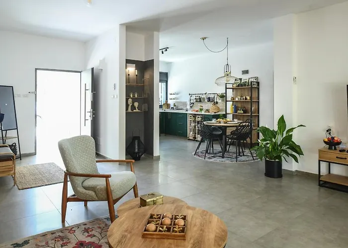Aliyah - Country Garden Apartment